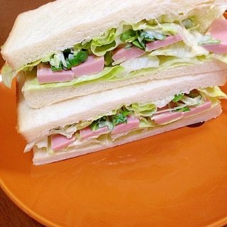 魚肉ソーセージと野菜のサンドイッチ